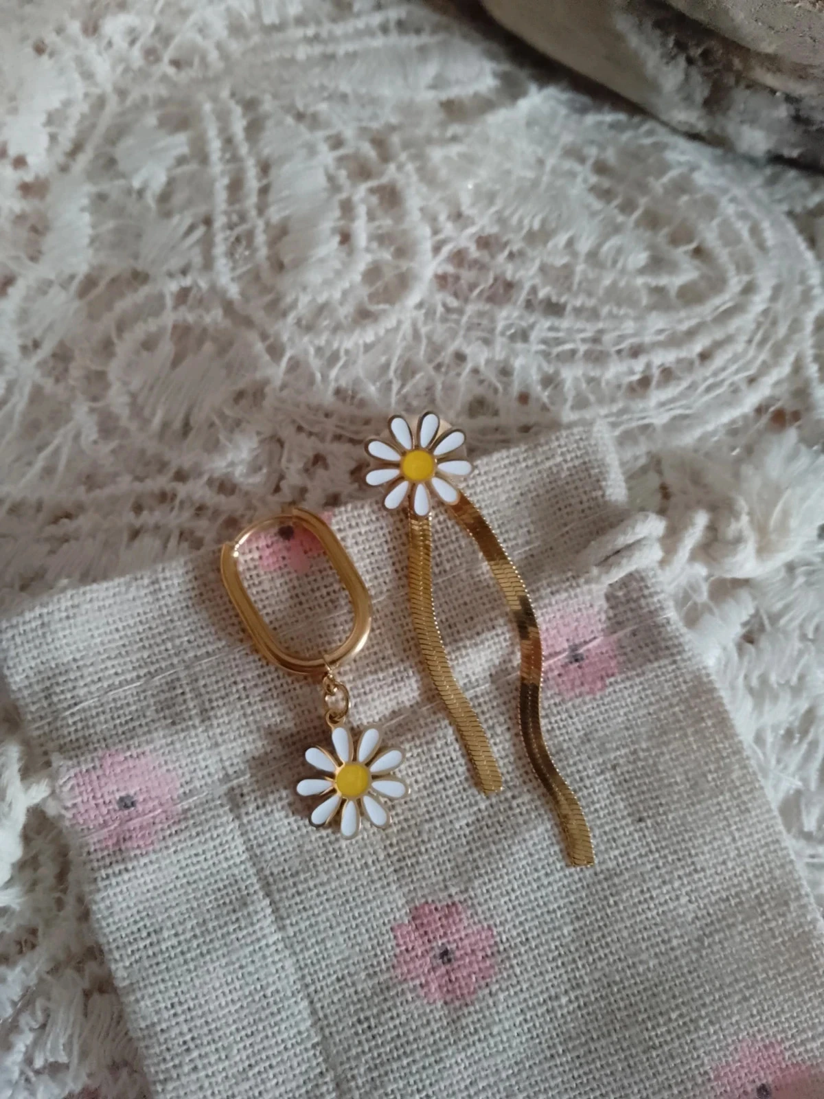 Boucles d'oreilles bohèmes asymétriques fleurs blanches en acier doré